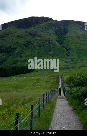 Due escursionisti sul percorso di Ben, Ben Nevis, Scotland, Regno Unito. Foto Stock