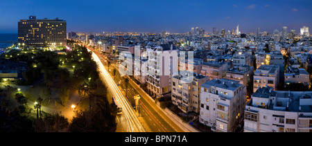 L'Independence Park, l'Hilton Hotel e le vie Hayarkon Street in serata, Tel Aviv, Israele, Medio Oriente Foto Stock