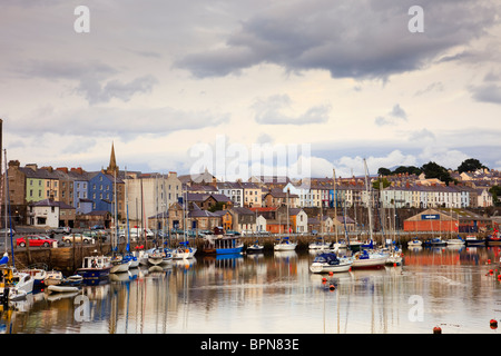 Imbarcazioni da pesca porto molo su Afon Seiont Fiume con riverside case di città sul lungomare al di là. Caernarfon, Gwynedd, Galles del Nord, Regno Unito Foto Stock