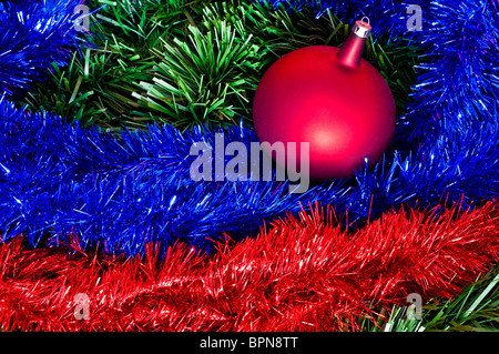 Bomblet rosso su rosso e blu catene - decorazioni di Natale Foto Stock