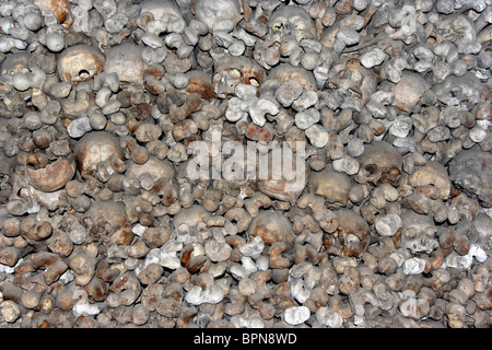 Dettaglio delle ossa umane e di teschi da charnel-casa nella città di Mikulov. Mikulov, Moravia Repubblica Ceca. Foto Stock