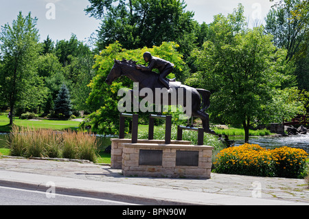 Un tributo statua in bronzo di IAN MILLAR Riding Big Ben a Perth Ontario Canada Foto Stock