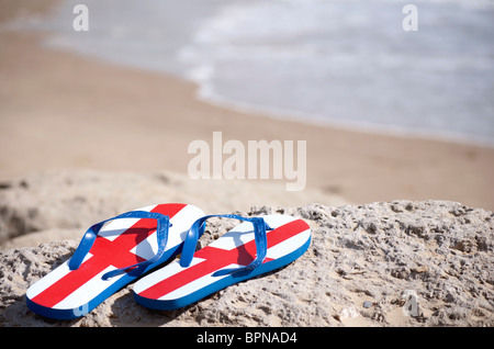 Turisti britannici - Inghilterra flip flop su una spiaggia assolata Foto Stock