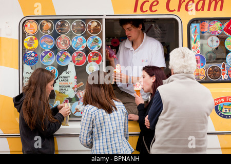 Persone che acquistano gelati da un furgone. Foto Stock