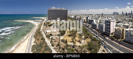 Vista sul parco indipendenza, l'Hilton Hotel e le vie Hayarkon Street, guardando a nord, Tel Aviv, Israele, Medio Oriente Foto Stock