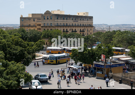 Una vista dalla porta della città verso la stazione degli autobus e a cinque stelle hotel Phoenicia sul bordo della Valletta, Malta Foto Stock