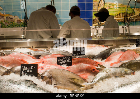 Pesce fresco al pescatore a Eataly il cibo italiano e vino marketplace in New York Foto Stock