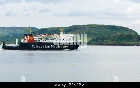 Traghetto per trasporto auto e passeggeri da Oban a Mull azionato da Caledonian MacBrayne Foto Stock