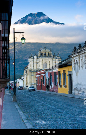 America centrale, Guatemala Antigua. La Antigua Guatemala (sito Unesco) e Vulcan de Agua, Guatemala. Foto Stock