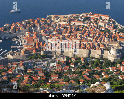 DUBROVNIK, Croazia. Un primo mattino vista guardando verso il basso su Dubrovnik Città Vecchia dalla vetta del monte Srd. Agosto 2010. Foto Stock