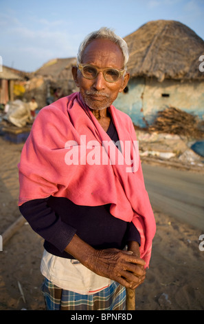 Ritratto di vecchio uomo indiano sulla spiaggia presso il villaggio di pescatori a Puri, Orissa, India. Foto Stock