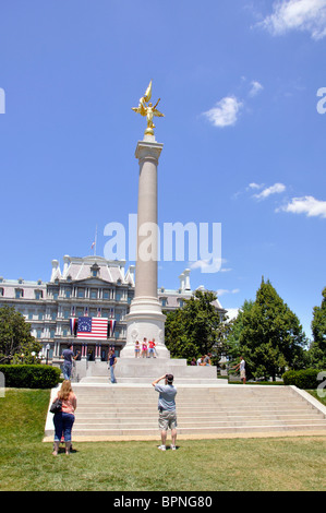 Oro Vittoria Alata statua in prima divisione un monumento vicino alla Casa Bianca di Washington, DC, Stati Uniti d'America Foto Stock