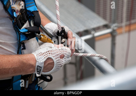 Turbina eolica i tecnici devono apprendere la sicurezza di arrampicata a Community College Foto Stock