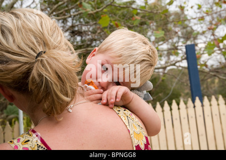 Il Toddler essendo portato da sua madre Foto Stock