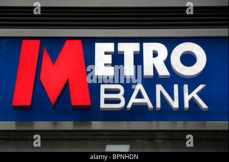 La metro Bank logo presso la prima filiale del Regno Unito in High Holborn, Londra, Regno Unito. Foto Stock