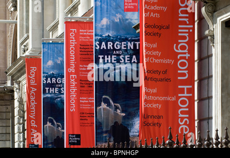 Banner al di fuori di Burlington House, la Royal Academy of Arts, Piccadilly, Londra, Regno Unito Foto Stock