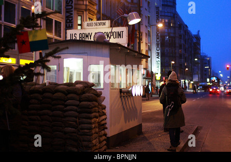 Il Checkpoint Charlie a Berlino a Natale Foto Stock