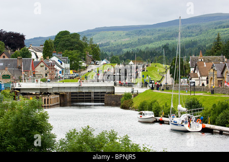 Una serie di canal si blocca sul caledonian canal a Fort Augustus con la strada ponte girevole. Foto Stock