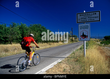 Ciclista maschio, percorso dal villaggio di Murs al villaggio di Roussillon, Provence, Francia Foto Stock