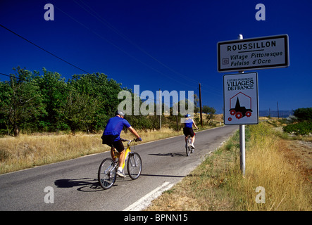 Maschio e femmina di ciclisti ciclista, ciclismo, tour in bicicletta, touring, percorso dal villaggio di Murs al villaggio di Roussillon, Provence, Francia Foto Stock