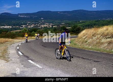 Maschio e femmina di ciclisti ciclista, ciclismo, tour in bicicletta, touring, percorso dal villaggio di Murs al villaggio di Roussillon, Provence, Francia Foto Stock