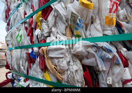 Una balla di appiattita di bottiglie di plastica per il riciclaggio in un impianto di riciclaggio Foto Stock