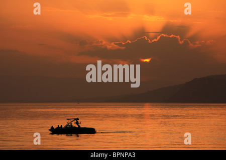 Raggi crepuscolari fare per un tramonto spettacolare sul lago di Ginevra in Svizzera Foto Stock