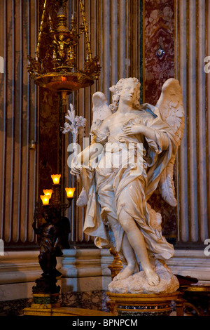 Angelo statua all'interno Chiesa di Sant Ignazio a Roma Italia Foto Stock