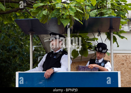 London Metropolitan Police maschio e femmina in una alta torre di avvistamento al carnevale di Notting Hill 2010, Londra, Inghilterra, Regno Unito, Europa Foto Stock