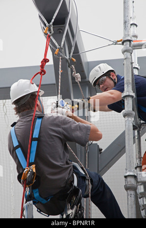 Turbina eolica i tecnici devono apprendere la sicurezza di arrampicata a Community College Foto Stock
