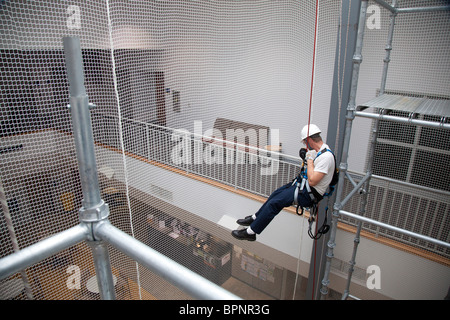 Turbina eolica i tecnici devono apprendere la sicurezza di arrampicata a Community College Foto Stock