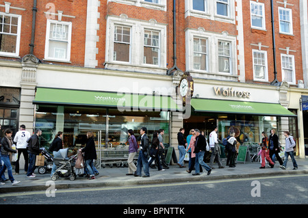 Persone di passaggio Waitrose Supermarket, Marylebone High Street, Londra Inghilterra REGNO UNITO Foto Stock