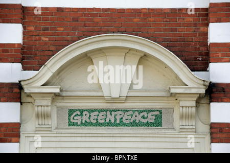 Segno sopra di Greenpeace, ufficio Canonbury London Borough di Islington Inghilterra Gran Bretagna REGNO UNITO Foto Stock