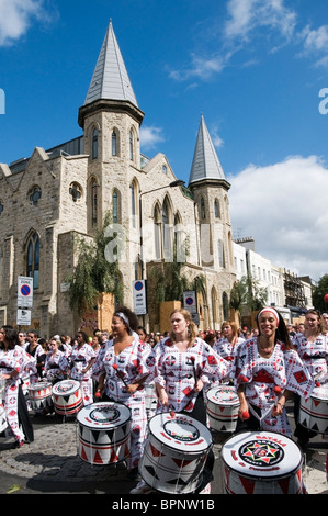 Gruppo multiculturale di banda femmina giocatori, Batala al carnevale di Notting Hill 2010, Londra, Inghilterra, Regno Unito, Europa, UE Foto Stock