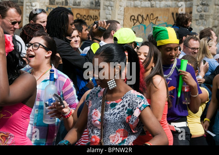 Gruppo multiculturale di persone, uomini e donne di spettatori al carnevale di Notting Hill 2010, Londra, Inghilterra, Regno Unito, Europa, UE Foto Stock