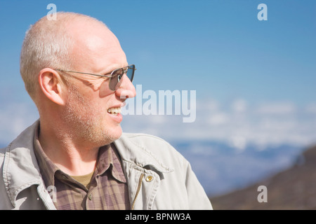 Uomo maturo di esplorare la natura in primavera. Foto Stock