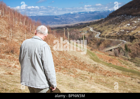 Uomo maturo di esplorare la natura in primavera. Foto Stock