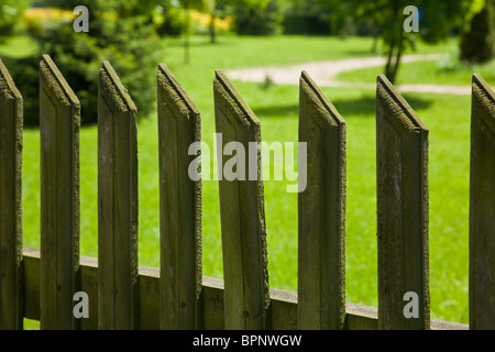 Una recinzione è una struttura autoportante destinato a limitare o impedire il movimento attraverso un confine. Foto Stock