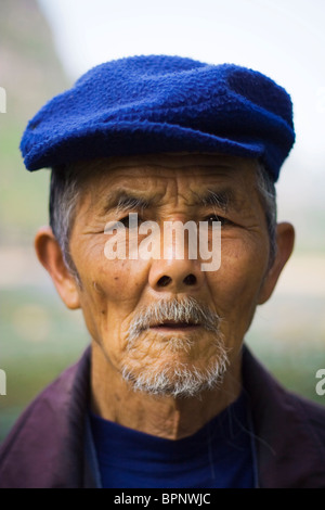 Ritratto di vecchio uomo di Yangshuo, provincia di Guangxi, Cina. Asia Foto Stock