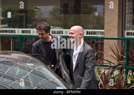 William Hague, Segretario di Stato per gli affari esteri e collega di entrare in una vettura a Millbank, London. Maggio 2010. Foto Stock