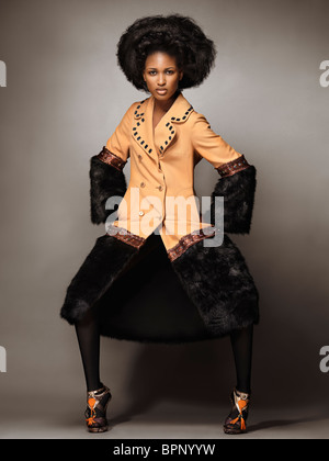 Licenza disponibile al sito MaximImages.com foto di alta moda di una giovane donna che indossa un cappotto con pelliccia nera Foto Stock