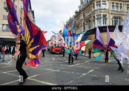 Esecuzione di afro-caraibica giovani uomini, ballerini staring off Notting Hill Street carnevale 2010, Londra, Inghilterra, Regno Unito, Europa, UE Foto Stock