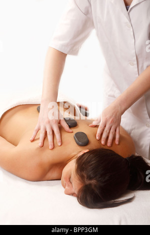 Donna al massaggio hot stone / pietre calde, basalto, terapia lastone, Terapia LaStone Foto Stock