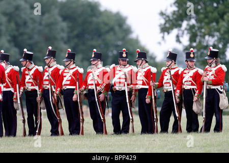 Crimea Redcoats 1854-1856. Xix piede, 3 band fucile Enfield, muso di caricamento con cappuccio a percussione. Festival della storia 2010, Kelmarsh Hall, Northamptonshire. Ri-anactors rivivere la storia britannica dai romani per la seconda guerra mondiale Foto Stock