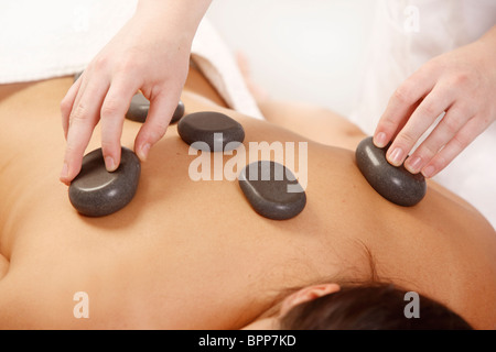 Donna al massaggio hot stone / pietre calde, basalto, terapia lastone, Terapia LaStone Foto Stock