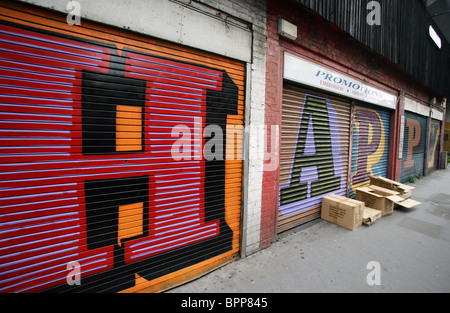 Un pezzo di arte di strada dal famoso artista Ben Eine Foto Stock