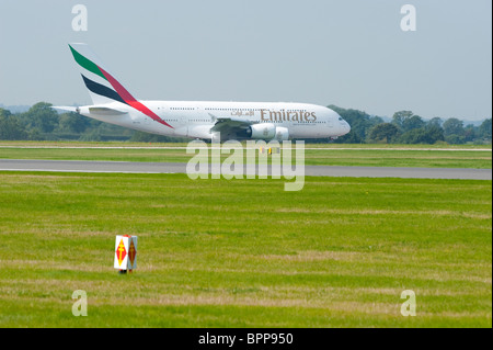 Il più grande del mondo aereo commerciale, l'Airbus A380, ha atterrato all'Aeroporto di Manchester per la prima volta. 01.09.10 Foto Stock