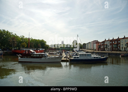 Posti barca in una zona residenziale a Bristol il Floating Harbour Foto Stock