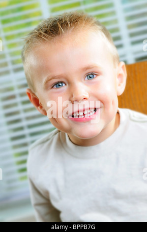 Sorridendo Felice Anno Quattro Old Boy Foto Stock