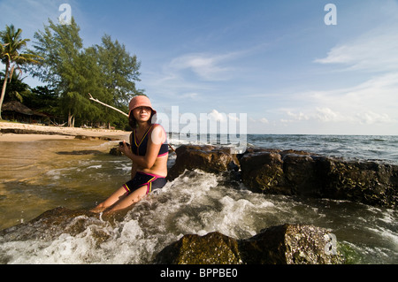 Una donna cinese a prendere il sole sulla spiaggia in Vietnam. Foto Stock